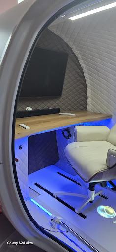 Hjemmekontor med skrivebord og kontorstol inde i trykkammer