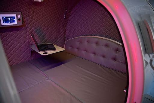 Afslapningsrum med laptop inde i trykkammer